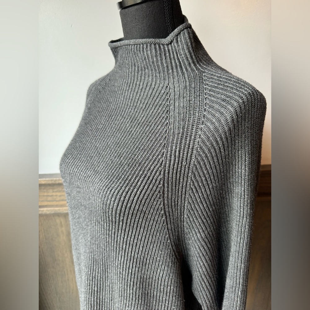 Elie Tahari women’s knit mock dark grey neck sweater EUC Large - Picture 2 of 8
